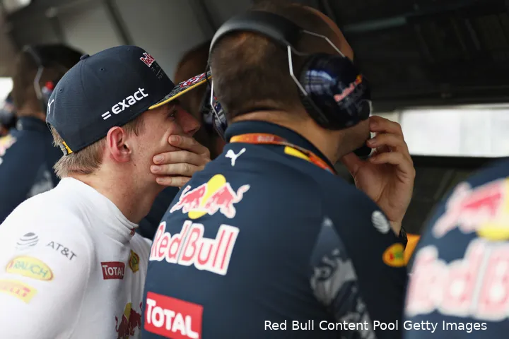 Verstappen in 2016 op de Red Bull-pitmuur.