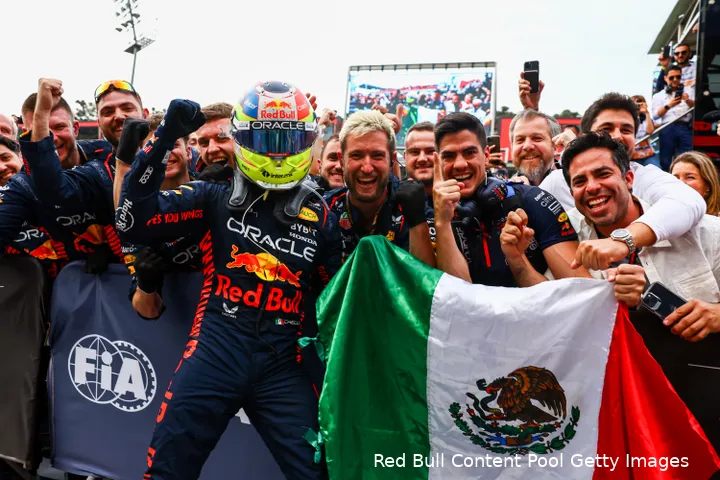 Sergio Pérez na zijn overwinning in 2023