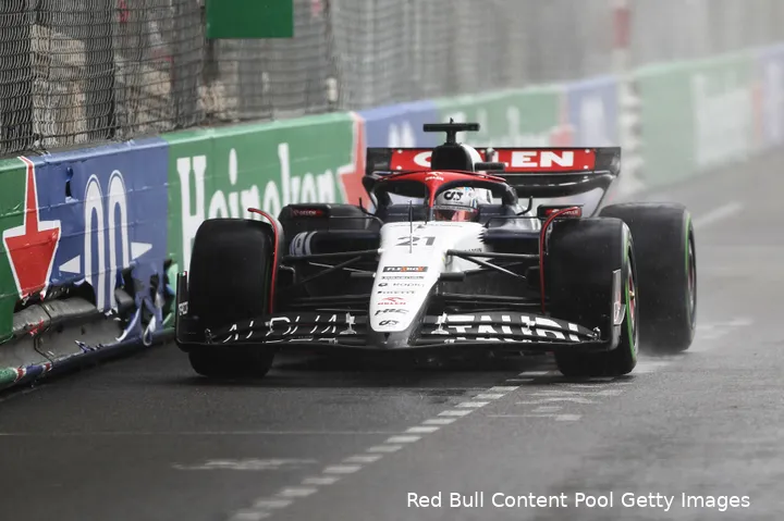 De Vries trotseerde de natte straten van Monaco (Foto: Red Bull Content Pool/Getty Images)