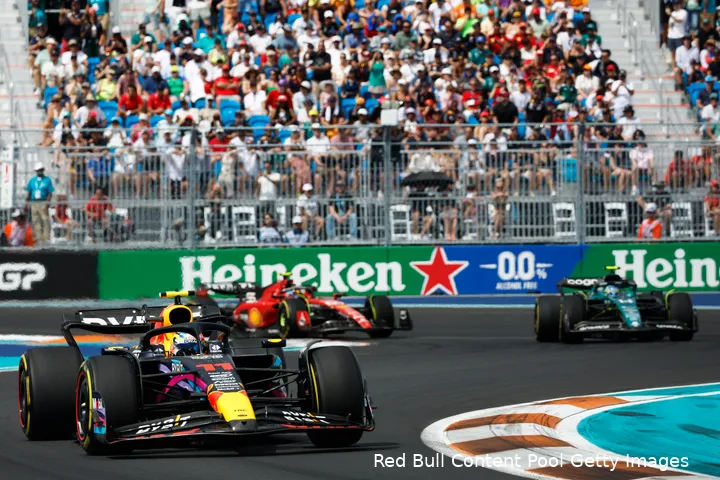 De gele banden van Pérez begonnen sneller door te zakken dan verwacht. (foto: Red Bull Content Pool/Getty Images)