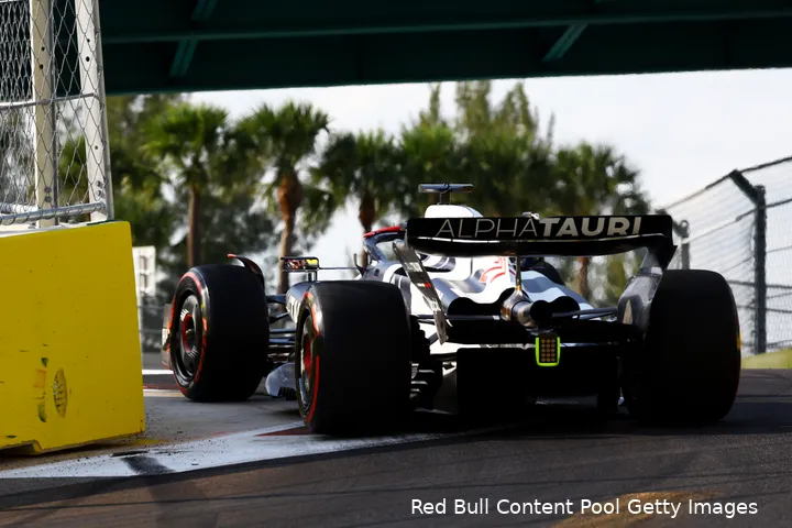<i>De Vries in actie in Miami, waar hij bij de start Lando Norris van achteren aantikte na een goede kwalificatie.</i>