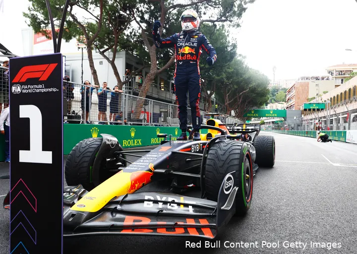 Zeiknatte straten van Monaco konden Verstappen ook niet stoppen (Foto: Red Bull Content Pool/Getty Images)