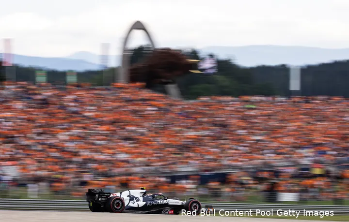Yuki Tsunoda, Kwalificatie Grand Prix van Oostenrijk 2023, Red Bull Ring met oranjezee op de achtergrond.<br>