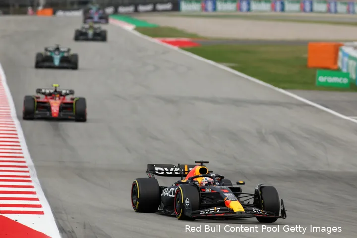 Max Verstappen kon zich vrijwel direct losrijden van Carlos Sainz in de race in Barcelona.