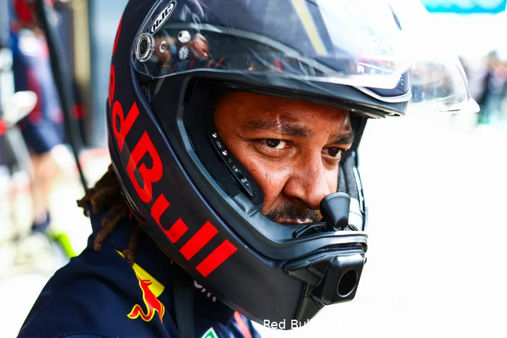 <i>Calum Nicholas: motortechnicus, lid van de snelste pit crew ter wereld, en vader (Bron:&nbsp;Red Bull Content Pool / Getty Images).</i>