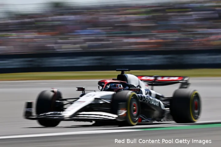 De Vries in het Britse zonnetje op de vrijdag in Silverstone. (Foto: Red Bull Content Pool/Getty Images)