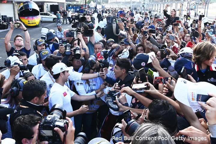 <i>Pérez wordt belaagd door fans tijdens het Grand Prix-weekend in Mexico. (Foto: Red Bull Content Pool/Getty Images)</i>