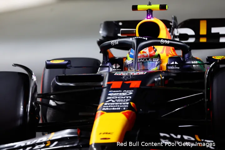 Pérez kon zijn auto in de kwalificatie niet binnen de witte lijnen houden. (Foto: Red Bull Content Pool/Getty Images)