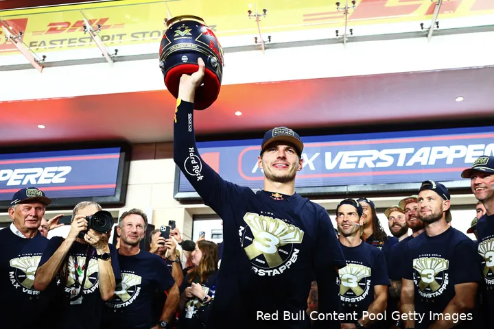 Max Verstappen, drievoudig wereldkampioen, in ongenaakbare stijl.