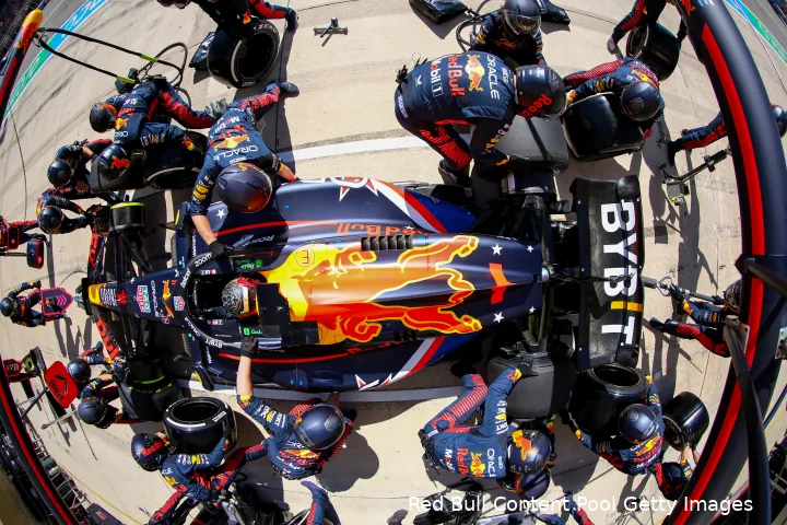 Red Bull hanteerde een tweestopper om Verstappen naar P1 te krijgen. (Foto: Red Bull Content Pool/Getty Images)