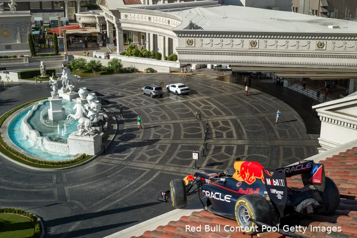 Red Bull staat bekend om de unieke stunts die voor andere merken te gek zijn.