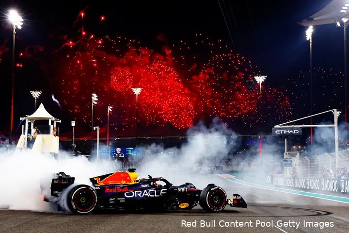 Verstappen heeft in 2023 negentien keer de champagnefles der overwinning aan zijn lippen mogen zetten. (Foto: Red Bull Content Pool/Getty Images)