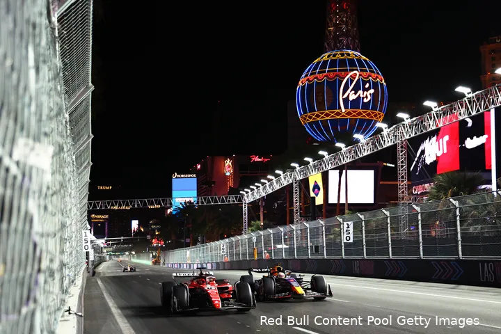 Verstappen en Leclerc over The Strip in 2023.