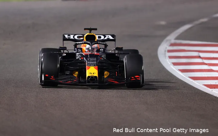 Verstappen schakelde over naar de harde band bij zijn eerste pitstop. (Foto: Red Bull Content Pool/Getty Images)