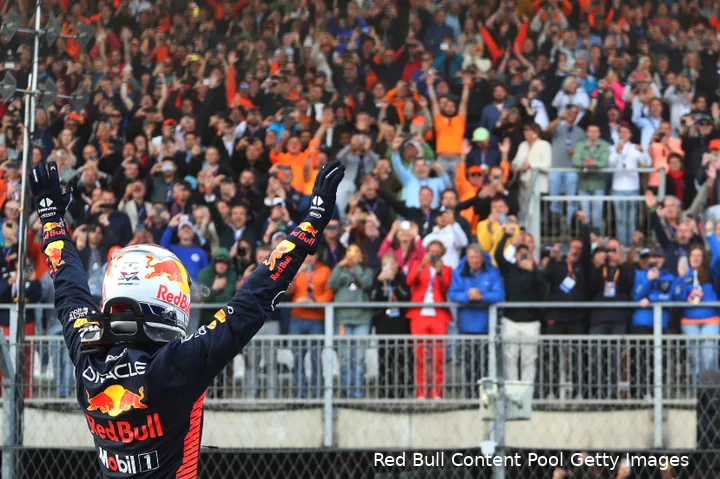 Verstappen stelde zijn fans niet teleur in Zandvoort. (Foto: Red Bull Content Pool/Getty Images)