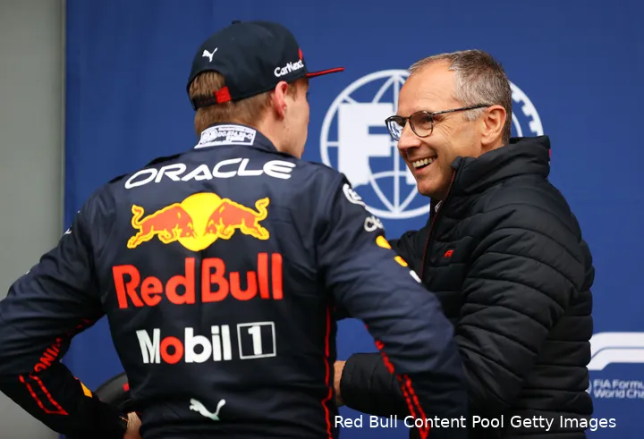 Max Verstappen en Stefano Dommenicali, CEO van de Formula One Group, Imola, Italië, 2022, na de kwalificatie voor de Grand Prix va Emilia Romagna.