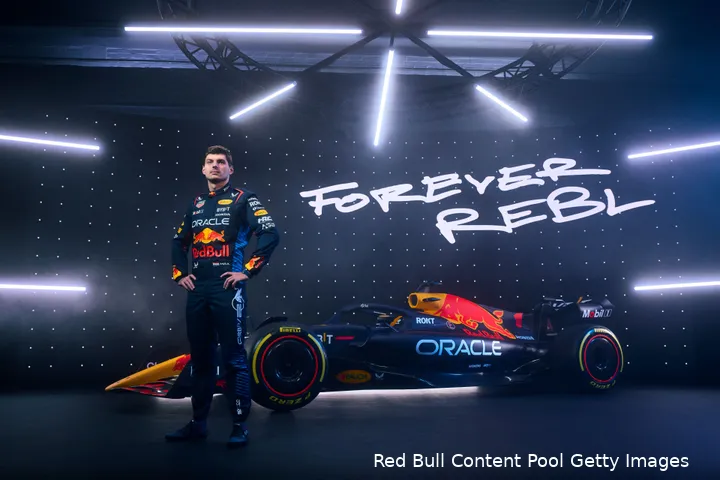 Bij deze studiofoto van Max Verstappen is niet de RB20 gebruikt op de achtergrond. Deze foto's zijn gebruikt voor de presentatie van de nieuwe racepakken.