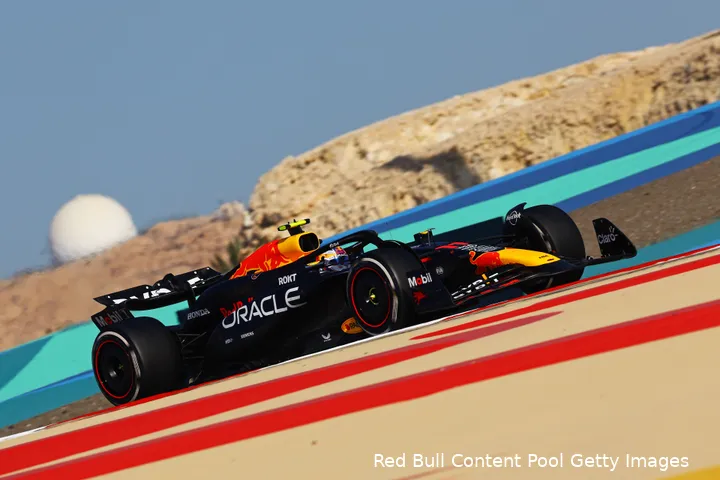 <i>Sergio Pérez raast over het asfalt in Bahrein.</i>