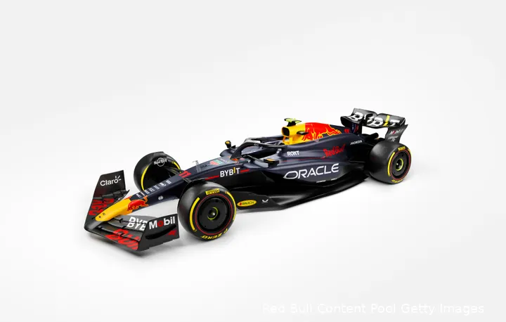 <i>Op de afbeelding is te zien dat de bovenkant van de </i>air inlet naar voren uitsteekt bij de RB20, een groot contrast met de RB19.
