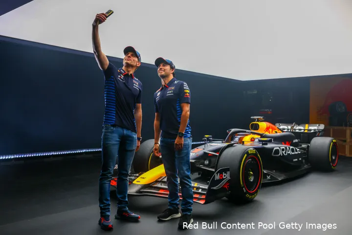 Selfie van Max Verstappen en Sergio Pérez met de RB20, opvolger van de befaamde, veel nagebootste, RB19.