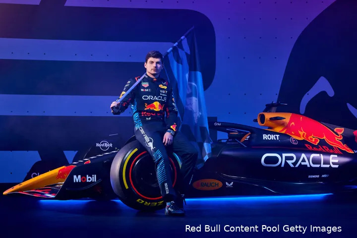 Max Verstappen bij de RB20, zijn auto voor 2024. Genoeg voor de huidig wereldkampioen om zijn wereldtitel te prolongeren?