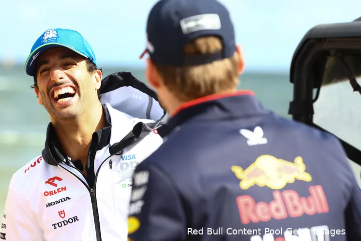 Verstappen en Ricciardo kunnen goed met elkaar door een deur.