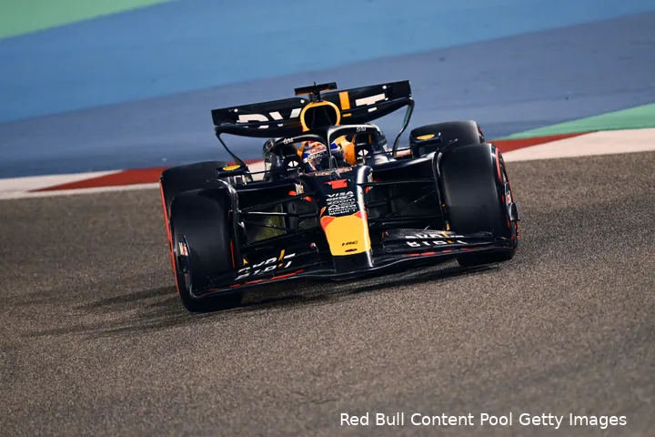 Verstappen gaf de RB20 flink de sporen tijdens de kwalificatie in Bahrein. (Foto: Red Bull Content Pool/Getty Images)