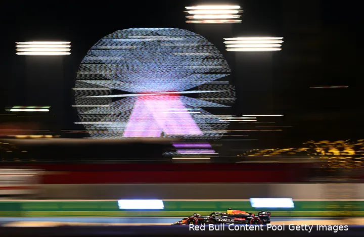 Max Verstappen in een feest van licht op het Bahrein International Circuit tijdens de kwalificatie voor de Grand Prix van 2024.