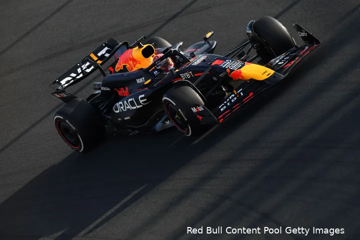 <i>Verstappen op pad op het Jeddah Corniche Circuit.</i>