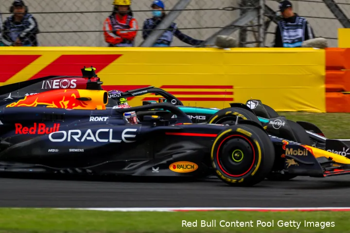 <i>Verstappen remt Hamilton uit in de Chinese sprintrace.</i>