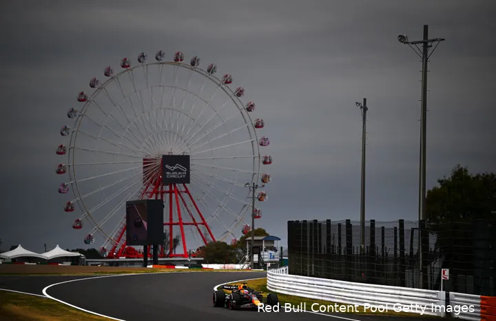 Verstappen tijdens de tweede vrije training op Suzuka. (Foto: Red Bull Content Pool/Getty Images)
