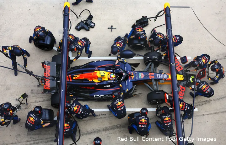 Pérez en Verstappen ging beiden onder de safetycar naar binnen. (Foto: Red Bull Content Pool/Getty Images).