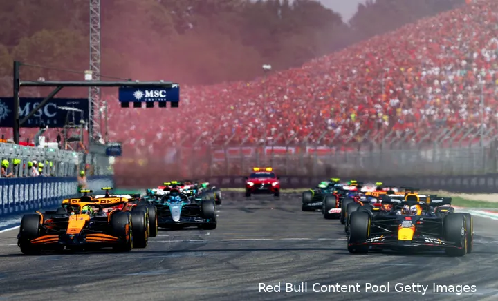 <i>Bij de start van 2024 is duidelijk te zien dat Norris een gunstigere plek heeft dan polesitter Verstappen.</i>