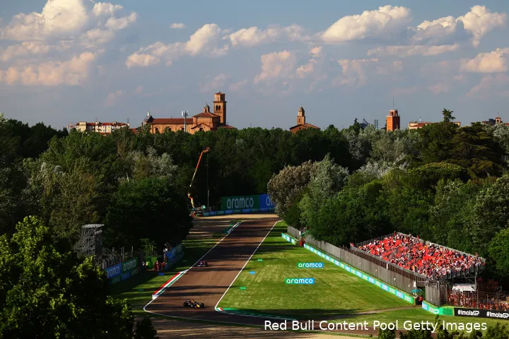 Het Autodromo Enzo e Dino Ferrari met Imola op de achtergrond, en beide Red Bull-coureurs, GP van Emila-Romagna 2024.