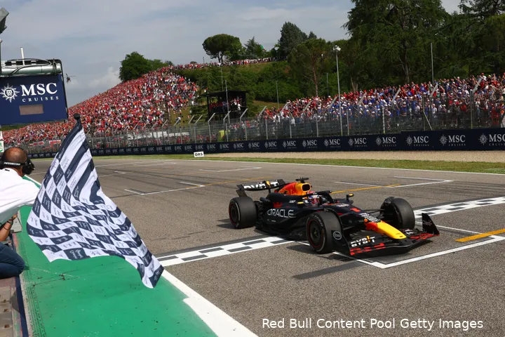 <i>Lando Norris staat net niet op de finishfoto.</i>