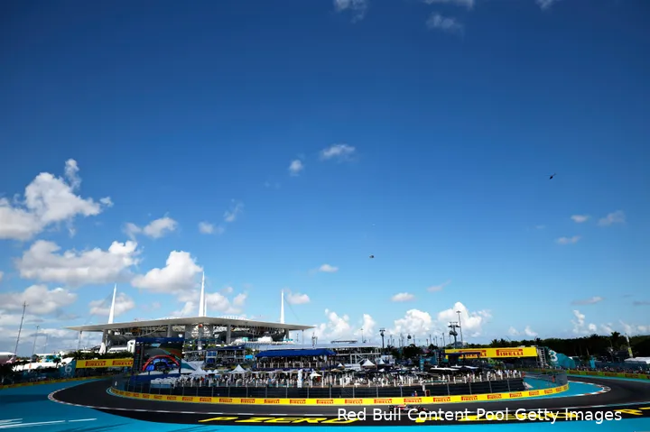 Miami International Autodrome met het Hard Rock Stadium en een RB20, Grand Prix van Miami 2024.