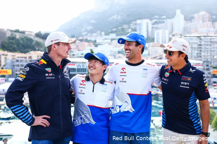 <i>Yuki Tsunoda is een kop kleiner dan Max Verstappen.</i>