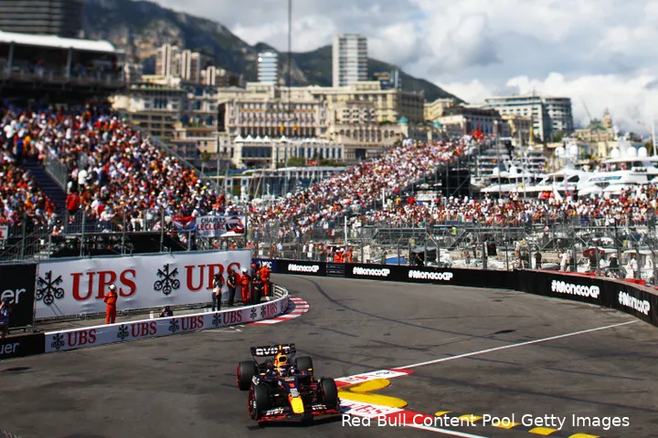 Max Verstappen op het Circuit de Monaco met de stad op de achtergrond.