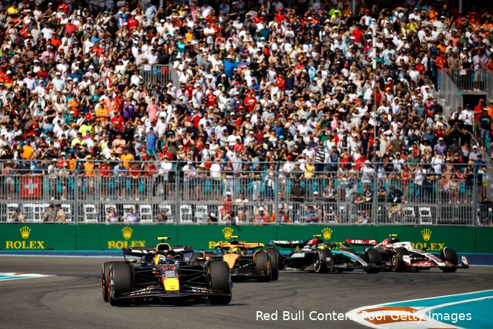 <i>Lando Norris zat lang vast achter Sergio Pérez.</i>