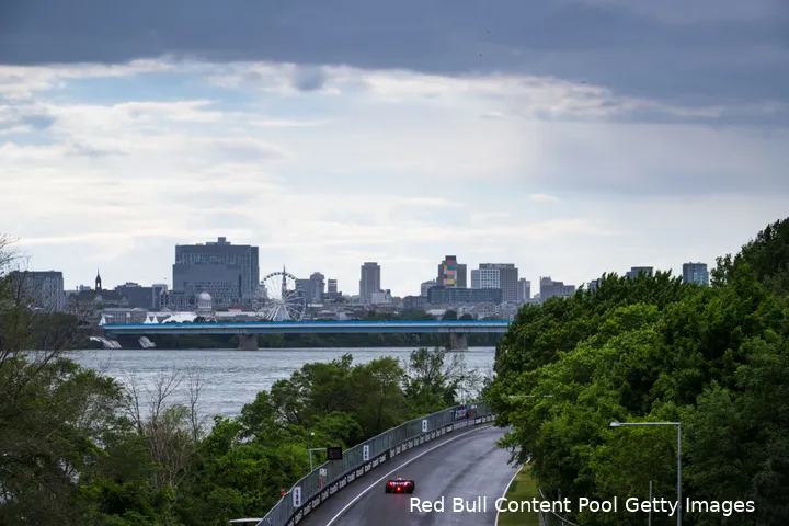 Daniel Ricciardo, Circuit Gilles Villeneuve, kwalificatie Grand Pricx van Canada, met Montreal op de achtergrond.