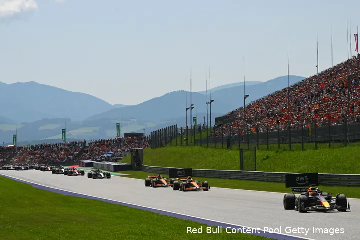 De Red Bull Ring en de Formule 1 tussen de heuvels rond Spielberg, Oostenrijk.