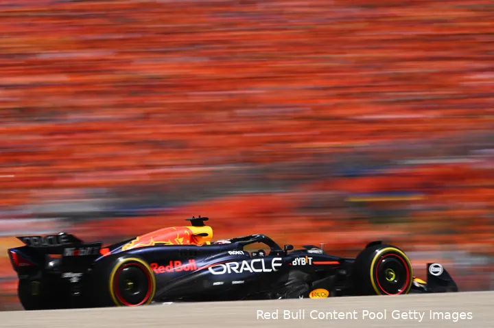 <i>Doornbos ziet dat het Verstappen ook even te veel werd.</i>