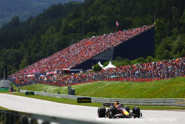 <i>Max Verstappen raast over de Red Bull Ring.</i>