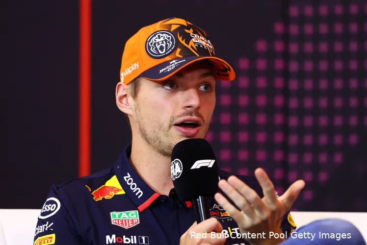 Alle coureurs stonden achter Verstappen nadat hij een taakstraf kreeg.