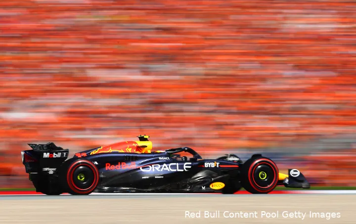 Pérez clashte al vroeg in de race met Leclerc, maar had zelf geen schade. (Foto: Red Bull Content Pool/Getty Images).