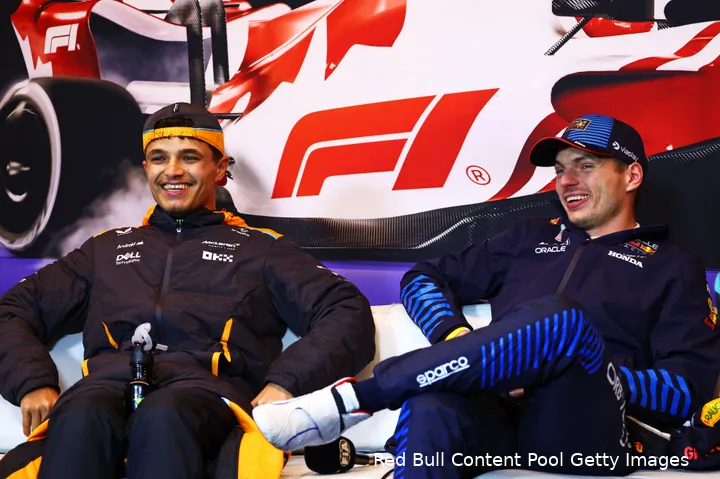 <i>Verstappen en Norris zitten vaak zij aan zij in de persconferentie.</i>