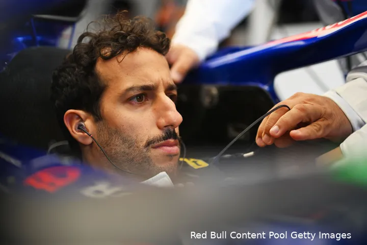 <i>Daniel Ricciardo kreeg de volle laag van Jacques Villeneuve.</i>