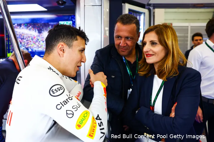 <i>Hadjar spreekt met zijn ouders in Silverstone.</i>