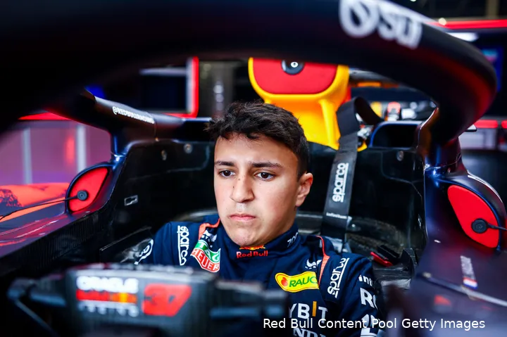 Hadjar nam tijdens VT1 op Silverstone plaats in de Red Bull