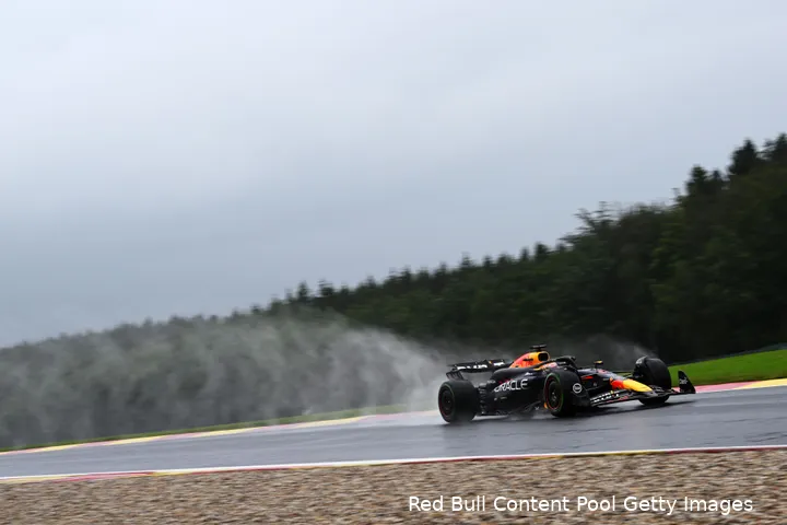<i>Verstappen vloog over de natte baan.</i>